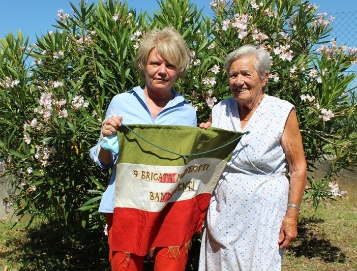 Giovanna Beccuti e Maria Pia Panattero con la bandiera della 9ª Brigata Matteotti