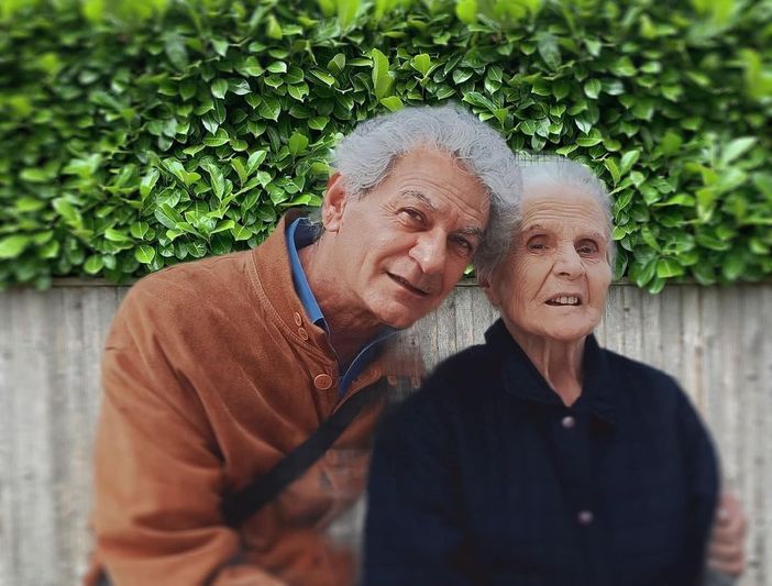 Il consigliere Walter Rizzo ritratto con la madre (foto dal suo profilo Facebook) Il consigliere Walter Rizzo ritratto con la madre (foto dal suo profilo Facebook)