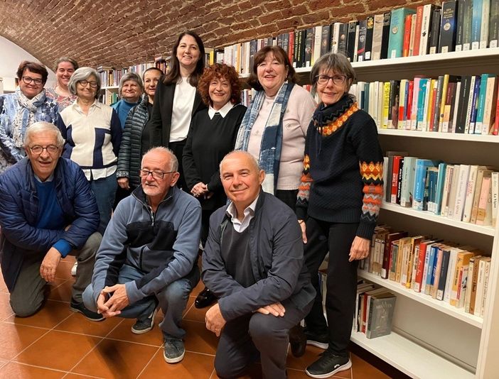 La giunta comunale con i volontari. Al centro, in giacca scura, il sindaco Anna Macchia