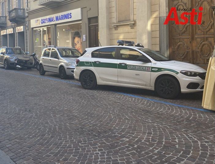 Ruba alcolici al Gulliver di via Cavour di Asti. Fermato e identificato dalla polizia locale Ruba alcolici al Gulliver di via Cavour di Asti. Fermato e identificato dalla polizia locale