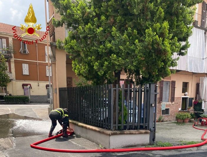 Nubrifagio, continua lo svuotamento delle cantine dagli allagamenti da parte dei Vigili del Fuoco Nubrifagio, continua lo svuotamento delle cantine dagli allagamenti da parte dei Vigili del Fuoco