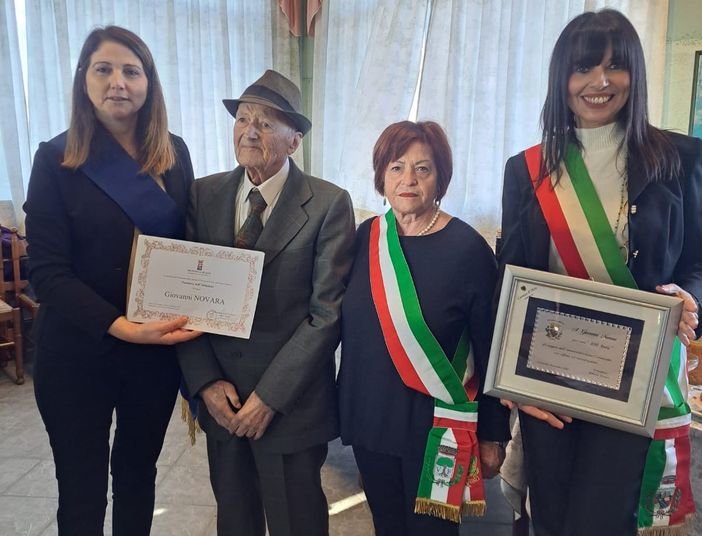 Giovanni Novara con il sindaco di Villanova Anna Macchia (alla sua destra), Delfina Noto e il sindaco di Cantarana Roberta Franco Giovanni Novara con il sindaco di Villanova Anna Macchia (alla sua destra), Delfina Noto e il sindaco di Cantarana Roberta Franco