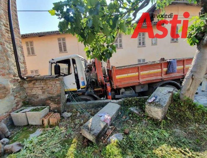 Montiglio:60enne cerca di fermare il camion in discesa e rimane schiacciato tra il mezzo e il muretto (AGGIORNAMENTO DELLE 17.55) Montiglio:60enne cerca di fermare il camion in discesa e rimane schiacciato tra il mezzo e il muretto (AGGIORNAMENTO DELLE 17.55)