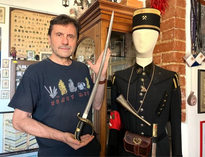 Massimo Umberto Tomalino con la sciabola e l'uniforme del minatore