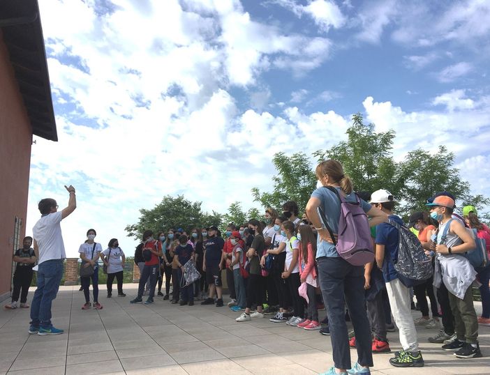 Alunni delle medie con il sindaco Forno durante un'uscita all'ex castello