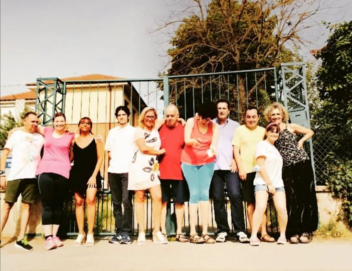 Foto di gruppo con gli ospiti, operatori e il papà volontario Foto di gruppo con gli ospiti, operatori e il papà volontario