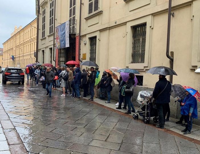 Coda per una mostra a Palazzo Mazzetti (archivio)
