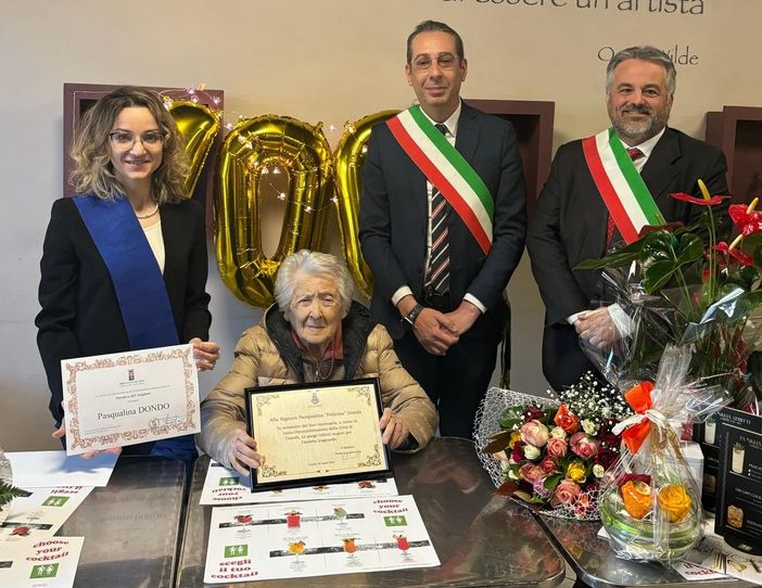 La neo centenaria ritratta con la consigliera Angelica Corino ed i primi cittadini di Canelli (alla sinistra della festeggiata) e Calamandrana La neo centenaria ritratta con la consigliera Angelica Corino ed i primi cittadini di Canelli (alla sinistra della festeggiata) e Calamandrana