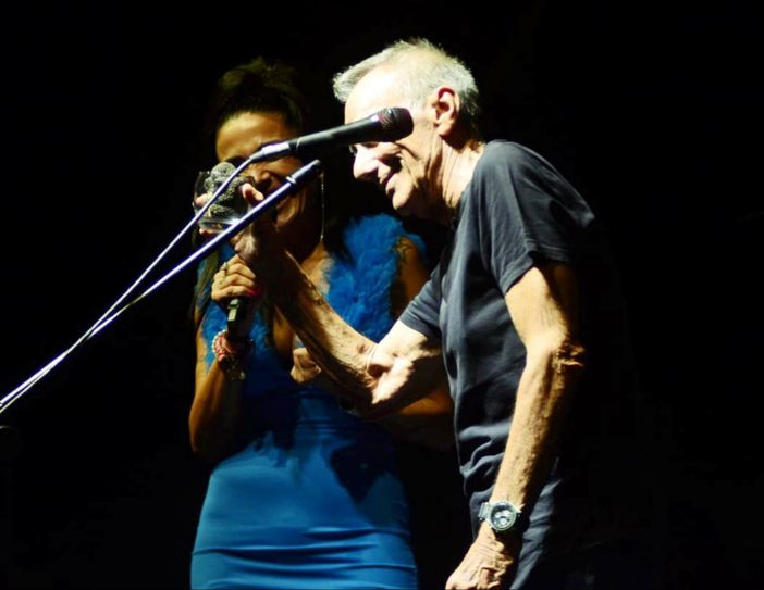 “Che meraviglia!”: omaggiato a Roberto Vecchioni il maxi tartufo nero estivo del Monferrato a Ceriale