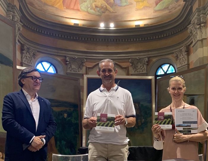 Roberto Cerrato, direttore, e Gianfranco Comaschi, presidente dell’Associazione per il Patrimonio dei Paesaggi Vitivinicoli consegnano il cofanetto Memoria e Tradizioni delle Vigne a Laura Capra Presidente della Fondazione Cesare Pavese e sindaco di Santo Stefano Belbo