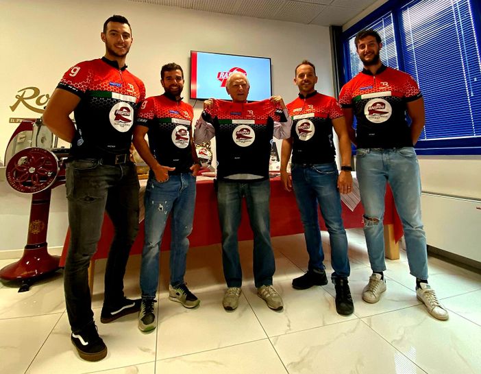 Amos Mosaner, Sebastiano Arman, Simone Gonin e Joel Retornaz con il presidente Raspini