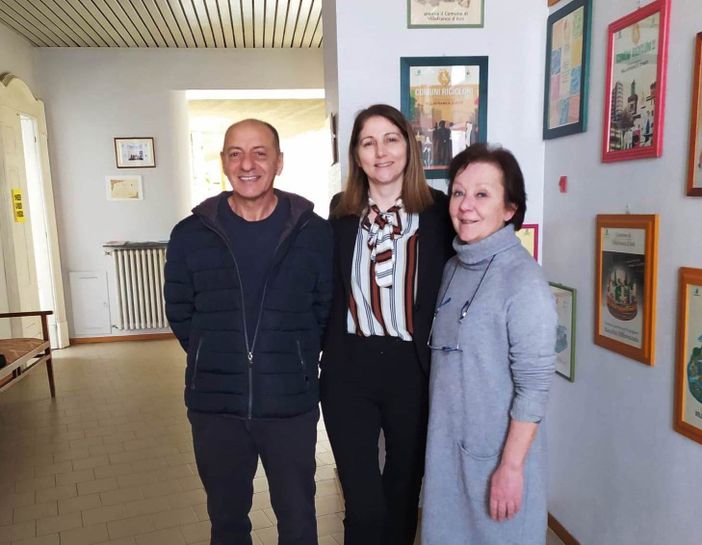 Il sindaco Anna Macchia con due degli addetti occupati nel 2023 con i cantieri di lavoro