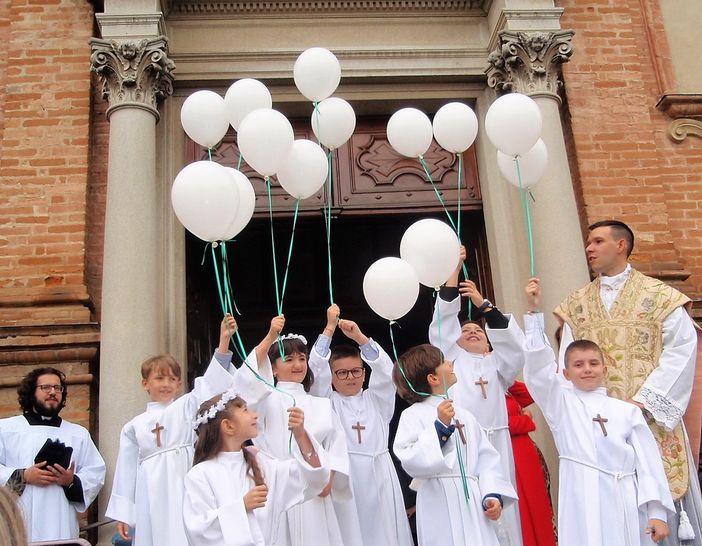 Festa a Montechiaro con la cerimonia della prima comunione di sette bambini Festa a Montechiaro con la cerimonia della prima comunione di sette bambini