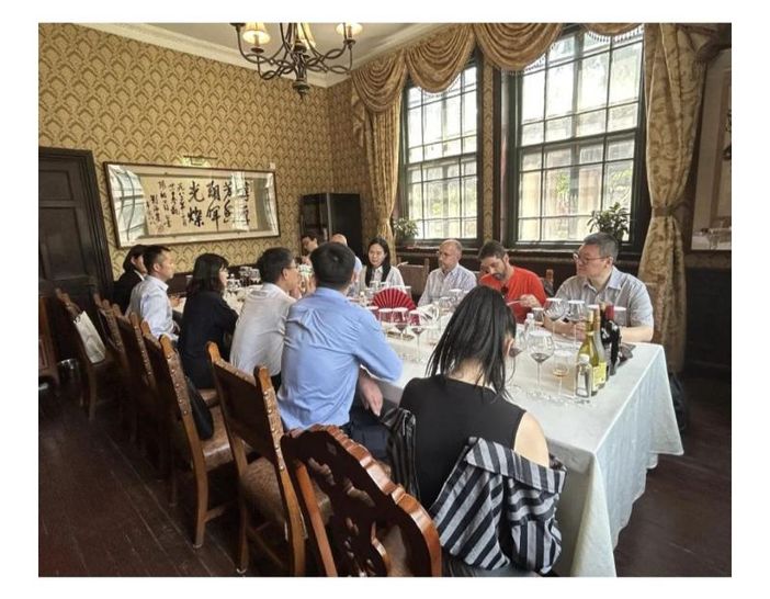 Un'immagine del pranzo di lavoro con le autorità di Yantai Un'immagine del pranzo di lavoro con le autorità di Yantai