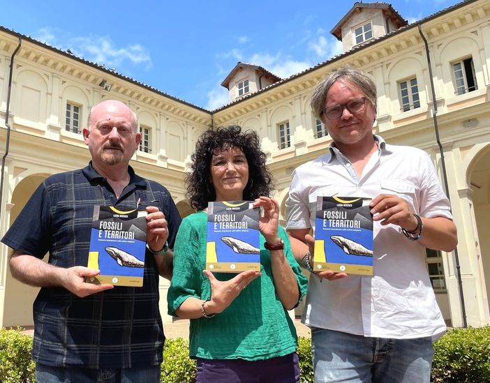 La giornalista e scrittrice Laura Nosenzo ritratta tra Piero Damarco (alla sua destra) e Gianluca Forno