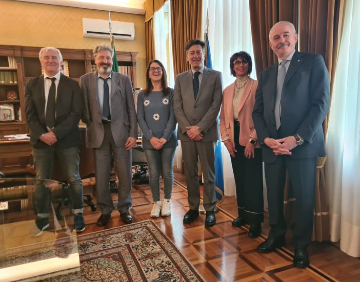 Il prefetto Claudio Ventrice, al centro tra le due signore, con i neo Maestri del Lavoro Il prefetto Claudio Ventrice, al centro tra le due signore, con i neo Maestri del Lavoro