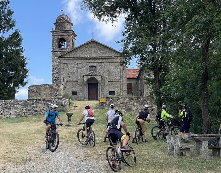 Un gruppo di cicloturisti a Roccaverano Un gruppo di cicloturisti a Roccaverano