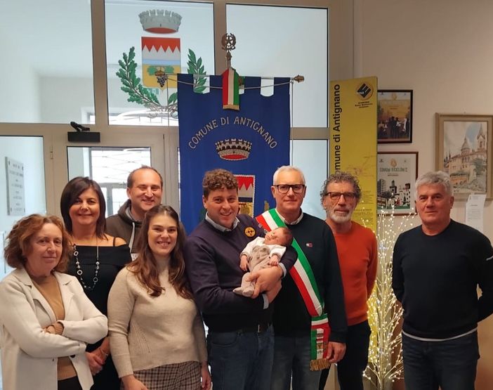 Il piccolo Giulio è il sesto nato antignanese del 2025