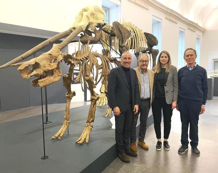 Foto di gruppo di fronte ai fossili del mastodonte e del rinoceronte