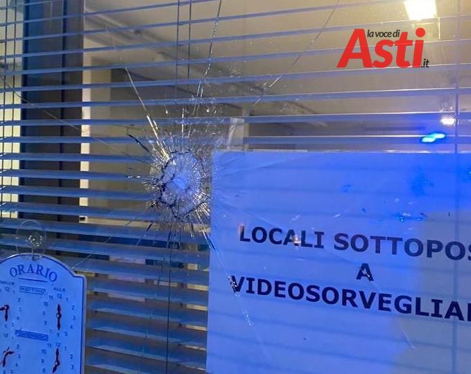 La vetrina danneggiata