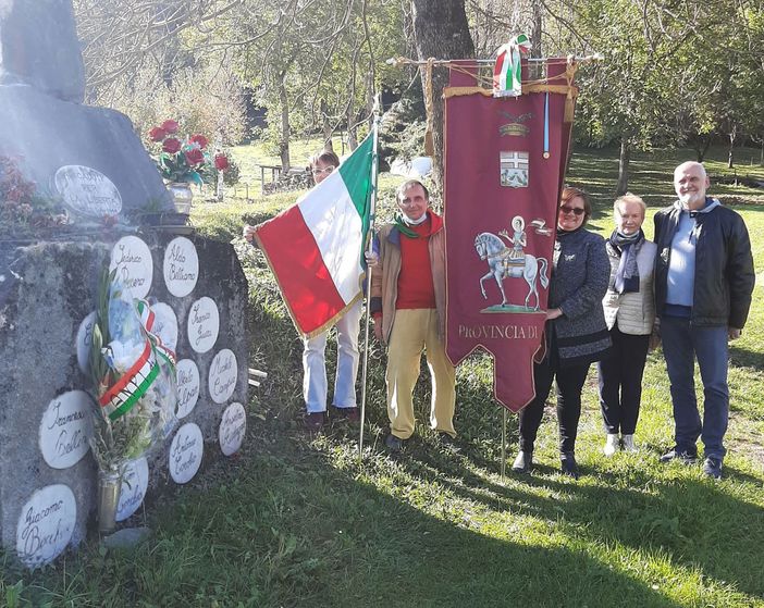 La delegazione dell’ANPI di Asti davanti al Cippo che ricorda l’eccidio di Melle