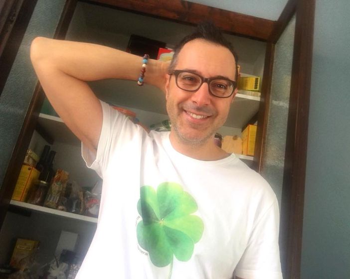 Luca Bianchini, con la maglietta del libro (foto facebook) Luca Bianchini, con la maglietta del libro (foto facebook)