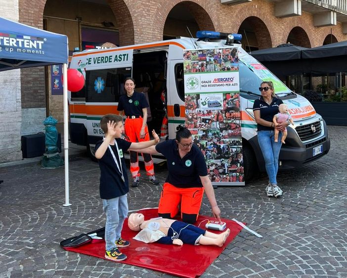 Uno dei momenti dedicati da Croce Verde Asti al lavoro con le scuole Uno dei momenti dedicati da Croce Verde Asti al lavoro con le scuole