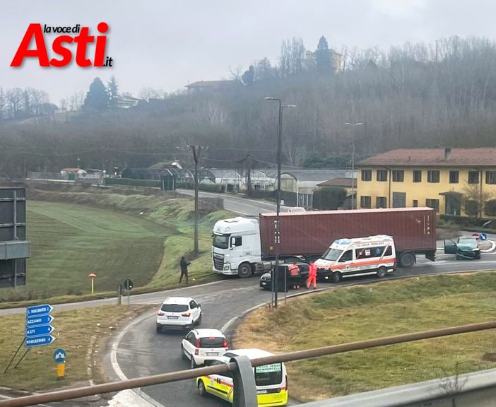 Scontro in corso Savona all'uscita della città: code e rallentamenti Scontro in corso Savona all'uscita della città: code e rallentamenti