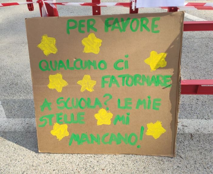 bambino che scrive sul quaderno