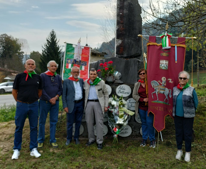 Nella foto gli esponenti dell'Anpi di Asti e Saluzzo davanti al cippo che riporta i nomi dei caduti