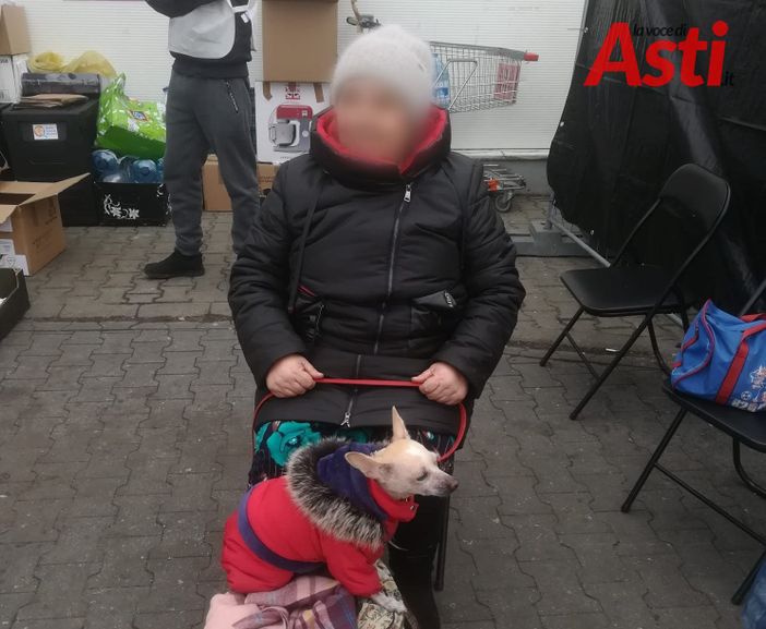 Dentro il campo profughi di Przemysl: un silenzio che uccide, cani che tremano, un'intera vita in un bagaglio a mano Dentro il campo profughi di Przemysl: un silenzio che uccide, cani che tremano, un'intera vita in un bagaglio a mano