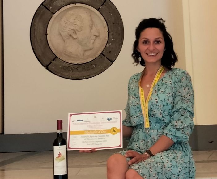 La presidente Monticone con l'attestato del riconoscimento assegnato alla sua Barbera
