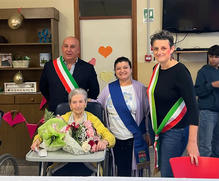 Nella foto con la neo centenaria le autorità presenti. Nella foto con la neo centenaria le autorità presenti.