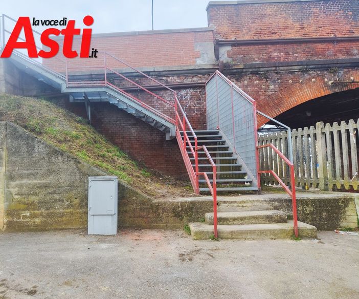 Aperta a tempi di record, dopo i lavori, la scaletta che "traghetta" su corso Savona