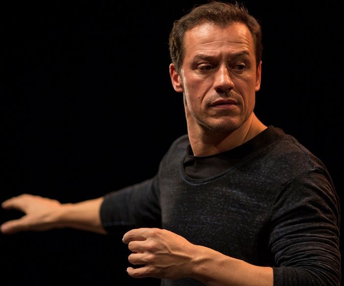 Stefano Accorsi durante lo spettacolo