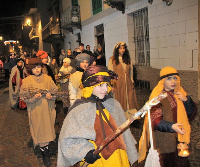 Presepe vivente a Montechiaro con i piccoli dell'oratorio attraverso le vie del paese