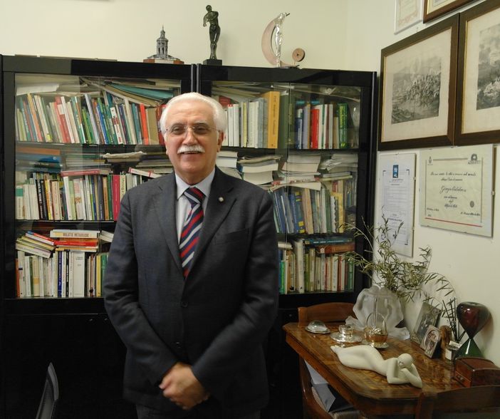 Asti, il prof. Giorgio Calabrese nel suo studio