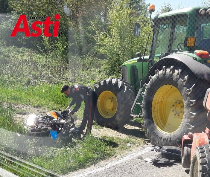 La moto e il mezzo agricolo coinvolti nel sinistro La moto e il mezzo agricolo coinvolti nel sinistro