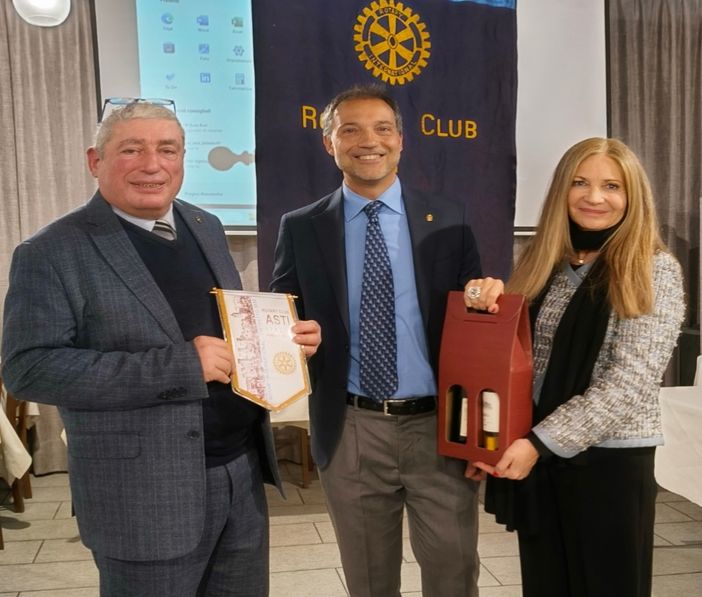 Marco Cuffaro, a sinistra, con il presidente del Rotary Alberto Bazzano ed il prefetto del club Esmeralda Masseroni Marco Cuffaro, a sinistra, con il presidente del Rotary Alberto Bazzano ed il prefetto del club Esmeralda Masseroni