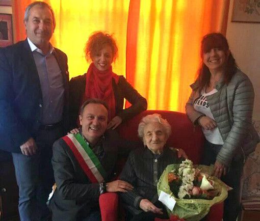 Un'immagine di un anno fa: Erminia Bianchini accoglie la visita del sindaco Ezio Cardinale e degli amministratori dianesi Un'immagine di un anno fa: Erminia Bianchini accoglie la visita del sindaco Ezio Cardinale e degli amministratori dianesi