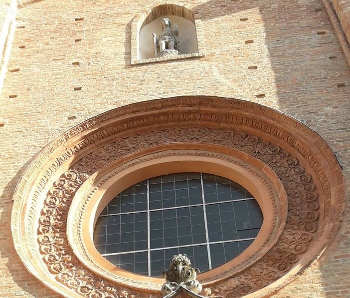 La statua di San Secondo sulla facciata della Collegiata di Asti La statua di San Secondo sulla facciata della Collegiata di Asti