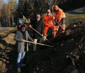 Borio e Cavallero ritratti con due manutentori comunali impegnati nella piantumazione Borio e Cavallero ritratti con due manutentori comunali impegnati nella piantumazione