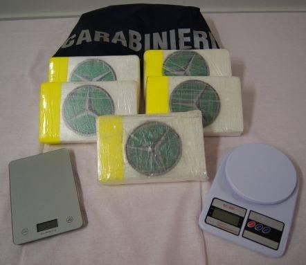 Canelli, 12 misure cautelari per estorsione e spaccio di stupefacenti. Per le vittime anche minacce di morte Canelli, 12 misure cautelari per estorsione e spaccio di stupefacenti. Per le vittime anche minacce di morte