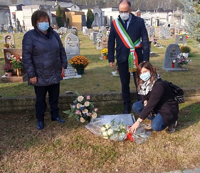 In occasione del 1 novembre, l'amministrazione ha deposto rose bianche al cimitero di Asti