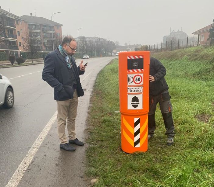 Il sindaco Rasero di fronte ad uno dei velox installati in via Cuneo