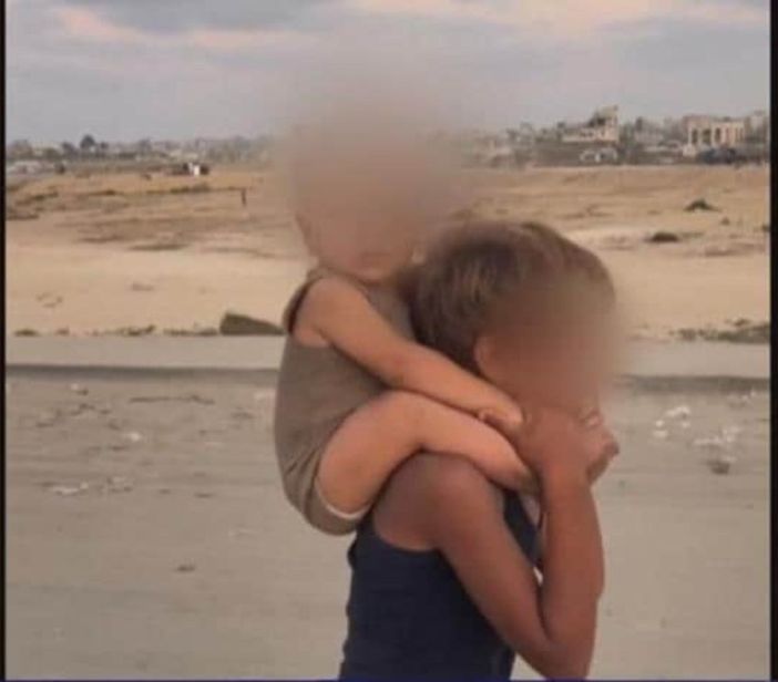 Una delle immagini simbolo dell'esodo da Gaza City