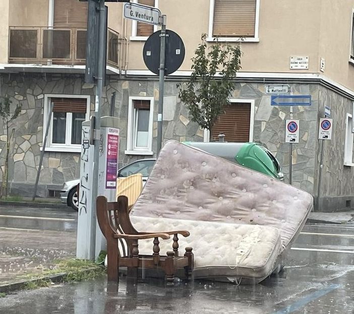 I rifiuti abbandonati all'angolo tra corso Matteotti e via Ventura