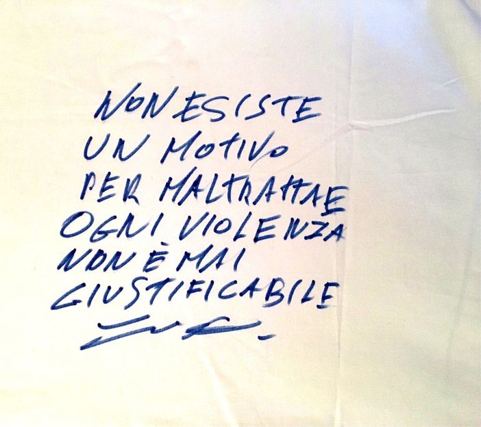 Una frase scritta sulle lenzuola della mostra &quot;Non crederci!&quot;