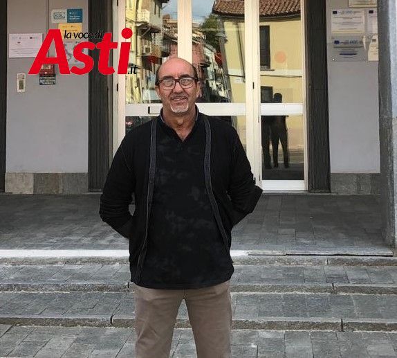 Franco Rotunno di fronte alla scuola nicese in cui lavora come operatore scolastico