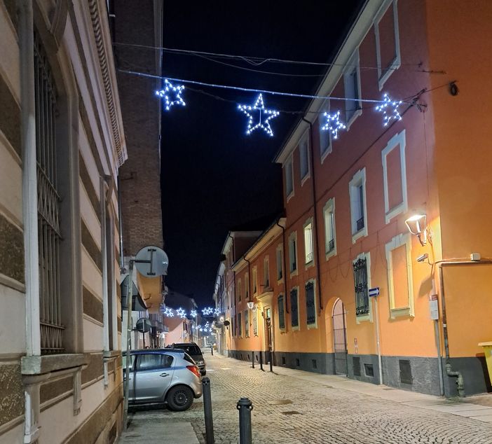 Le luminarie ancora accese in via Brofferio